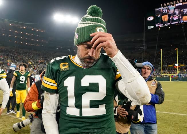 Aaron Rodgers Breakdown in tears Announced Early retirement due to persistent and worrisome injury... send 5 Emotional words to His Fans